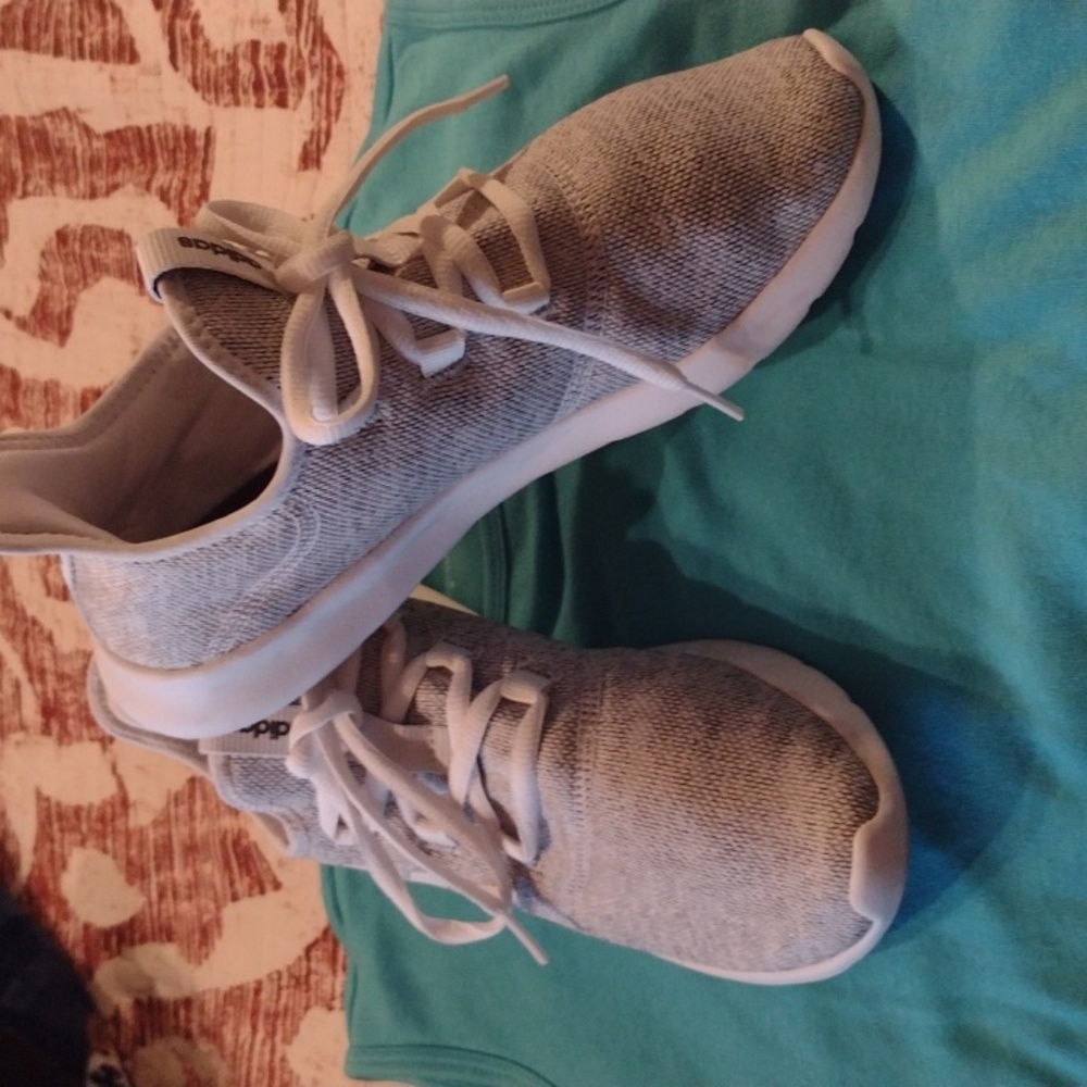 Tennis shoes